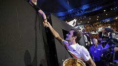 Roger Federer con su trofeo estrecha la mano de su mujer Mirka 