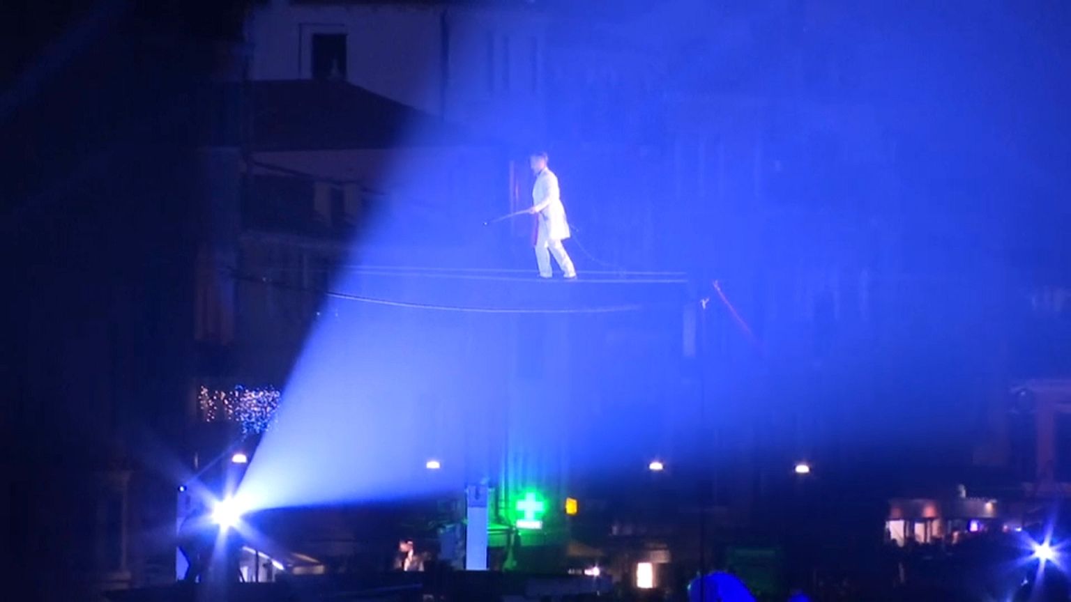 Tollkühne Seiltänzer und Feuerschlucker beim Karneval von Venedig