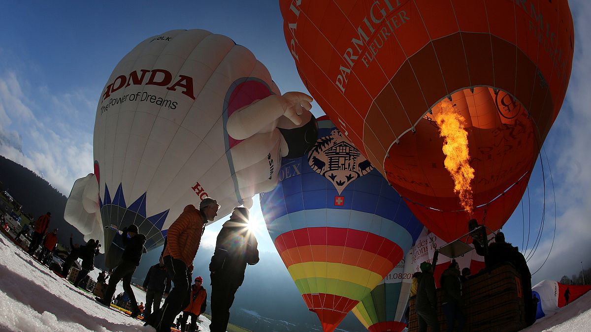 Bunte Flotte: Heißluftballonfestival in Château d'Oex eröffnet