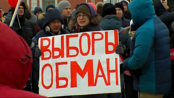 Bei minus 10 Grad: Nawalny-Unterstützer fordern Wahlboykott Bei minus 10 Grad: Nawalny-Unterstützer fordern Wahlboykott