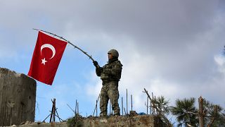 Türkischer Soldat mit Fahne in Syrien