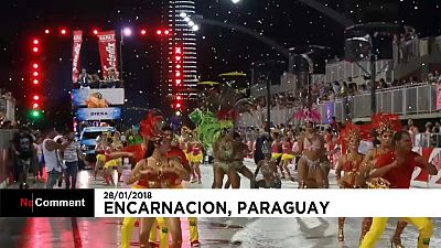 Nem a chuva estragou o carnaval do Paraguai