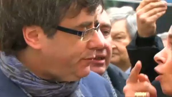 Puigdemont engedélyt kér Puigdemont engedélyt kér