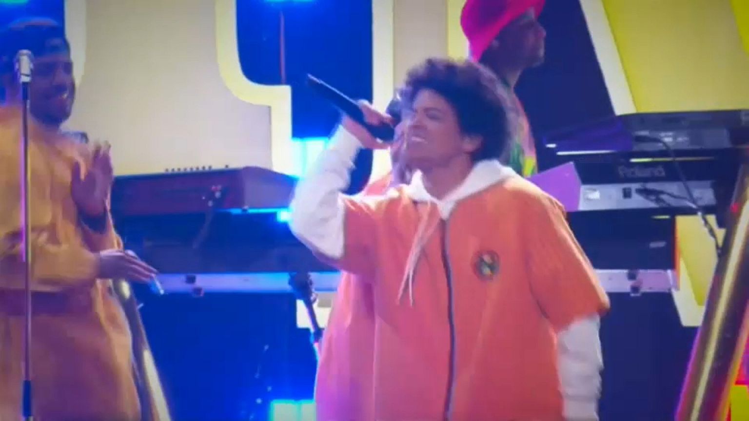 Bruno Mars arrasa con seis premios Grammy 