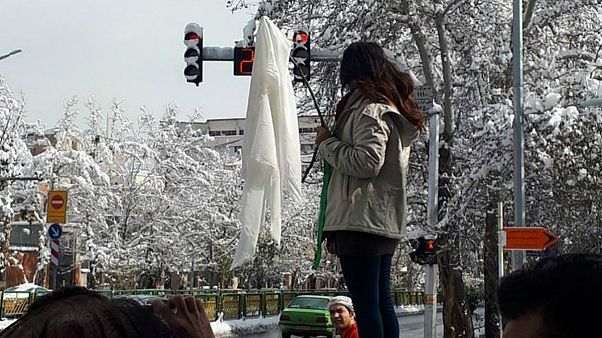 «دختران خیابان انقلاب» در شهرهای مختلف ایران «دختران خیابان انقلاب» در شهرهای مختلف ایران