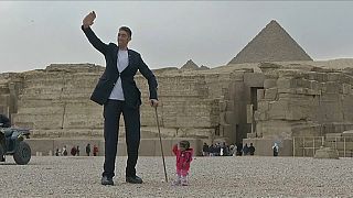 شاهد: أطول رجل في العالم وأقصر امرأة في ضيافة أهرامات مصر 