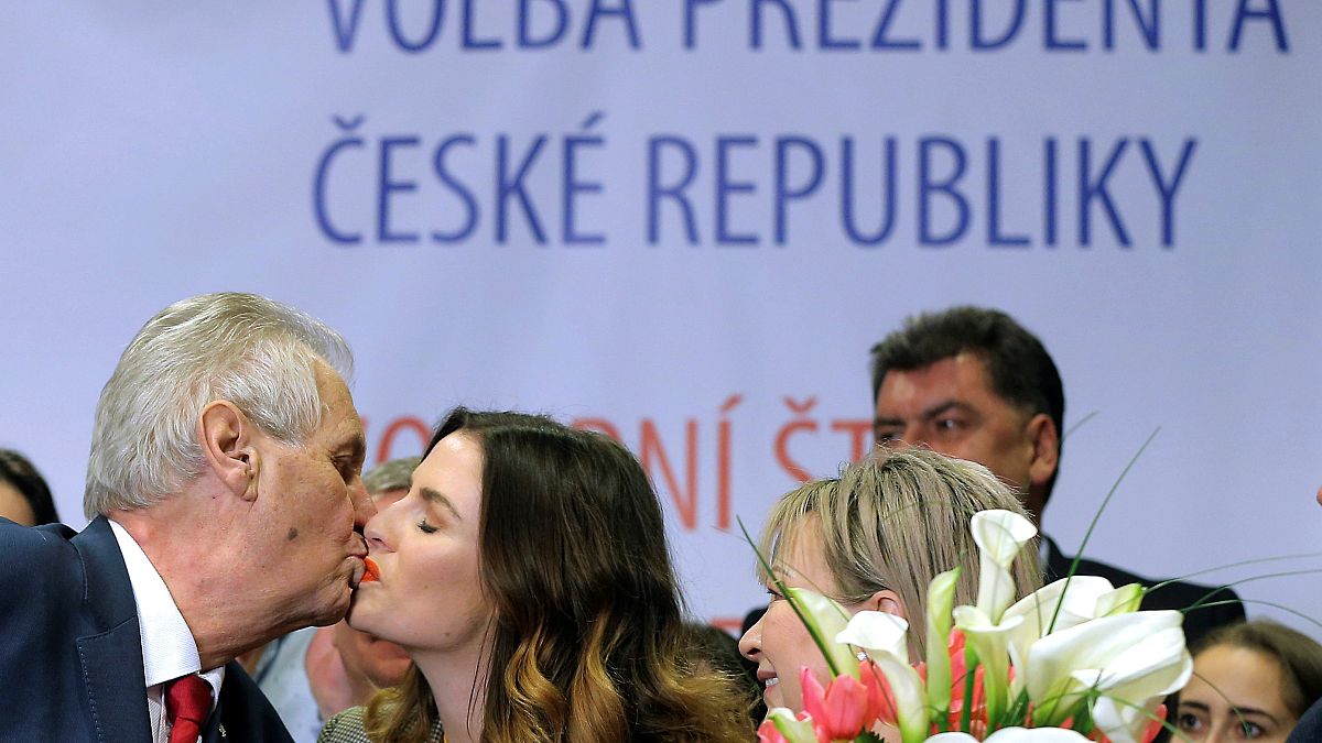 Der tschechische Präsident Milos Zeman freut sich über seine Wiederwahl.
