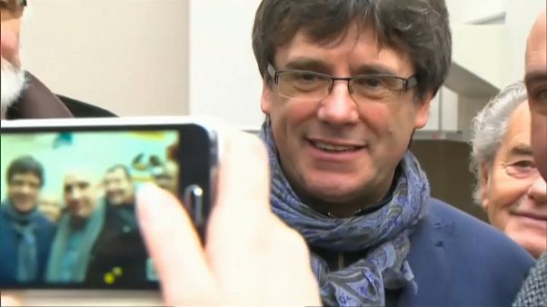 Puigdemont pede "proteção" do presidente do Parlamento catalão Puigdemont pede "proteção" do presidente do Parlamento catalão