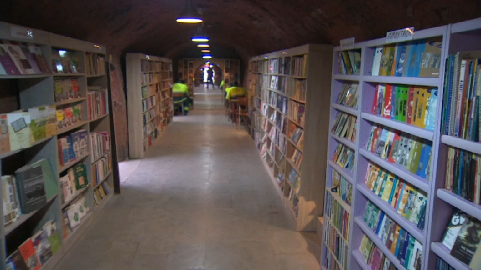 مكتبة في تركيا، أصحابُها عمّالُ نظافة وكتبُها من صناديق القمامة