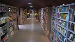 مكتبة في تركيا، أصحابُها عمّالُ نظافة وكتبُها من صناديق القمامة