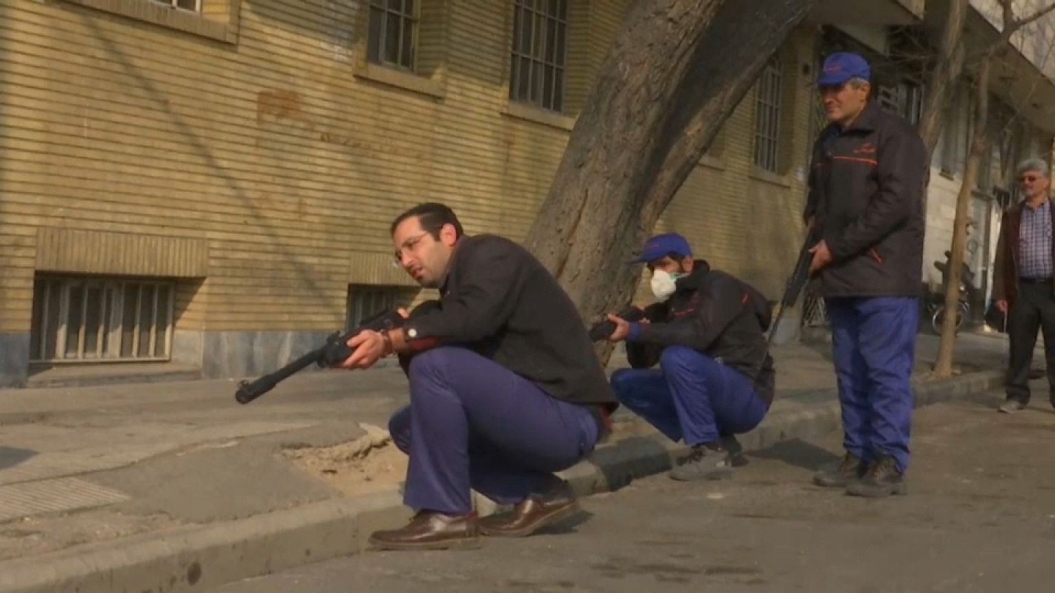İran'da keskin nişancılar sokakta fare avlıyor