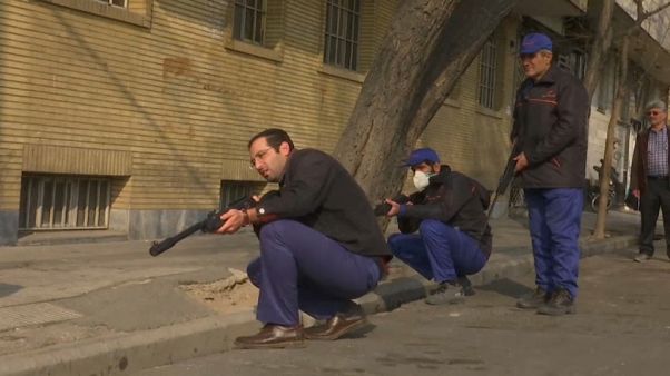 İran'da keskin nişancılar sokakta fare avlıyor İran'da keskin nişancılar sokakta fare avlıyor