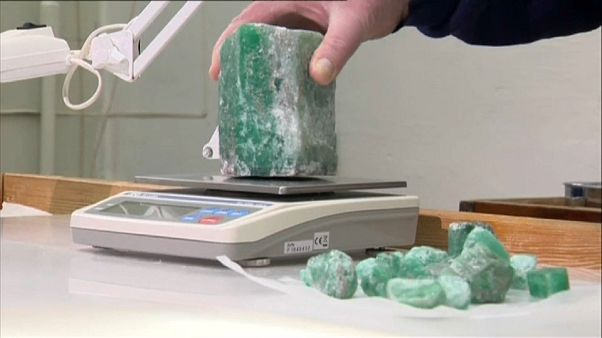 اكتشاف زمردة نادرة في روسيا يصل وزنها إلى 1.5 كلغ اكتشاف زمردة نادرة في روسيا يصل وزنها إلى 1.5 كلغ