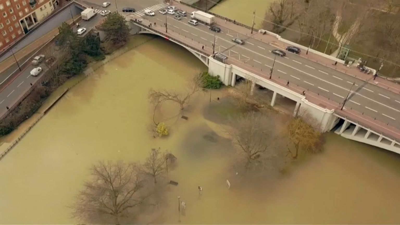 Большая вода в парижских предместьях