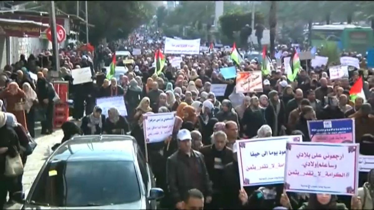 مظاهرة وإضراب عام لموظفي "أونروا" في غزة تنديداً بقرار ترامب تخفيض المساعدات للوكالة
