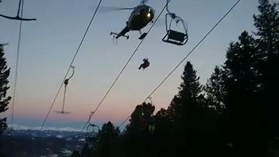 Áustria: Esquiadores resgatados de teleférico
