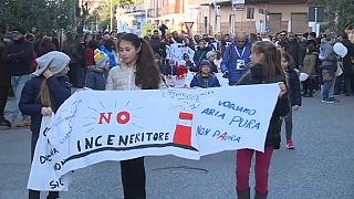 Donne e bambini in Val di Mela contro l'inceneritore