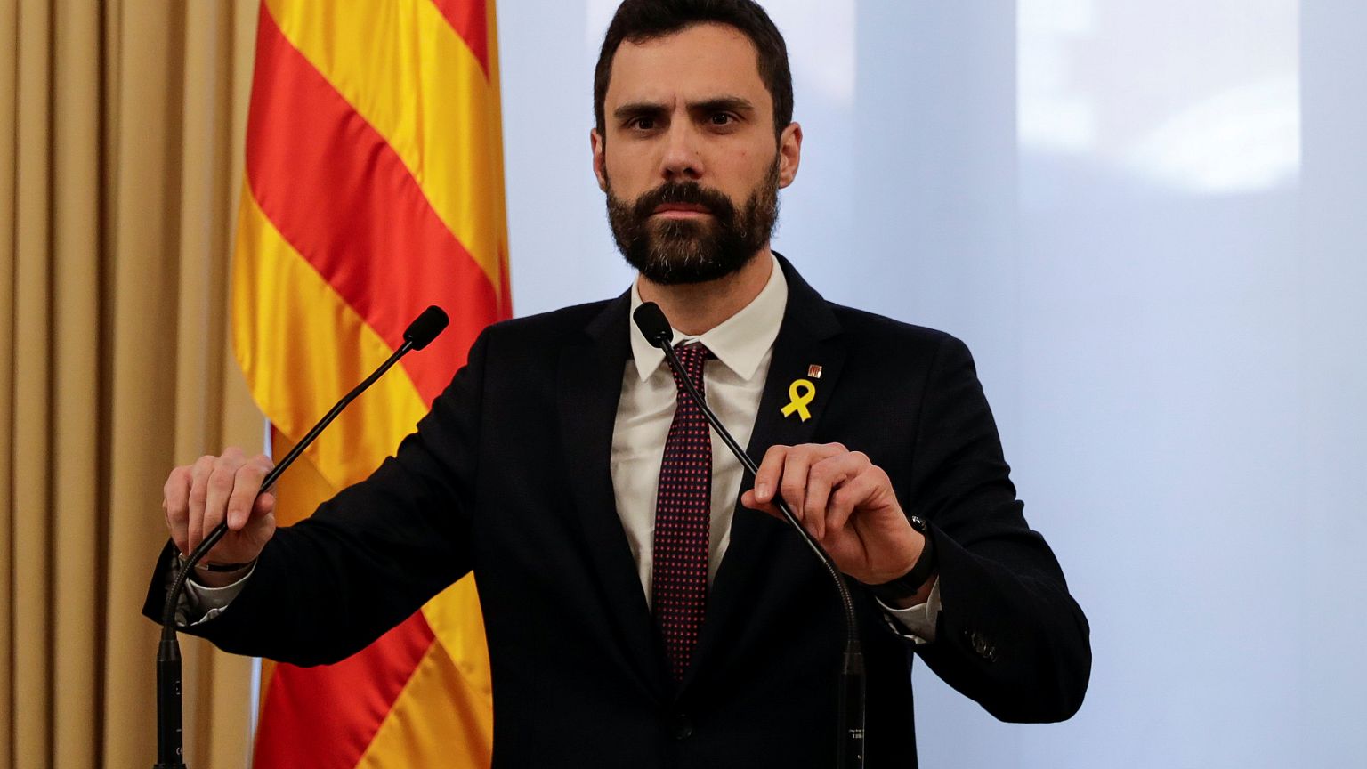 Torrent defende Puigdemont e adia investidura