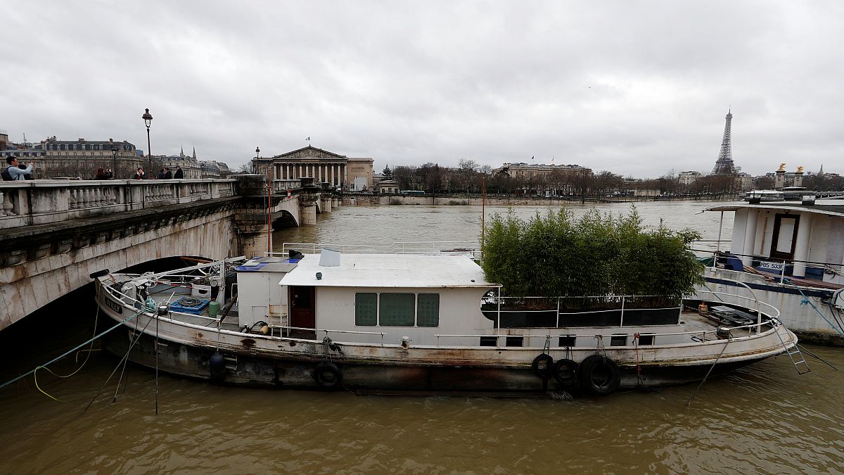 Уровень воды в Сене снижается