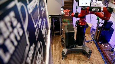 Робот-бариста в японском кафе