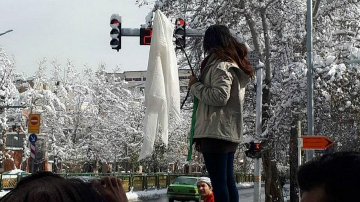 فتاة بدون حجاب في طهران
