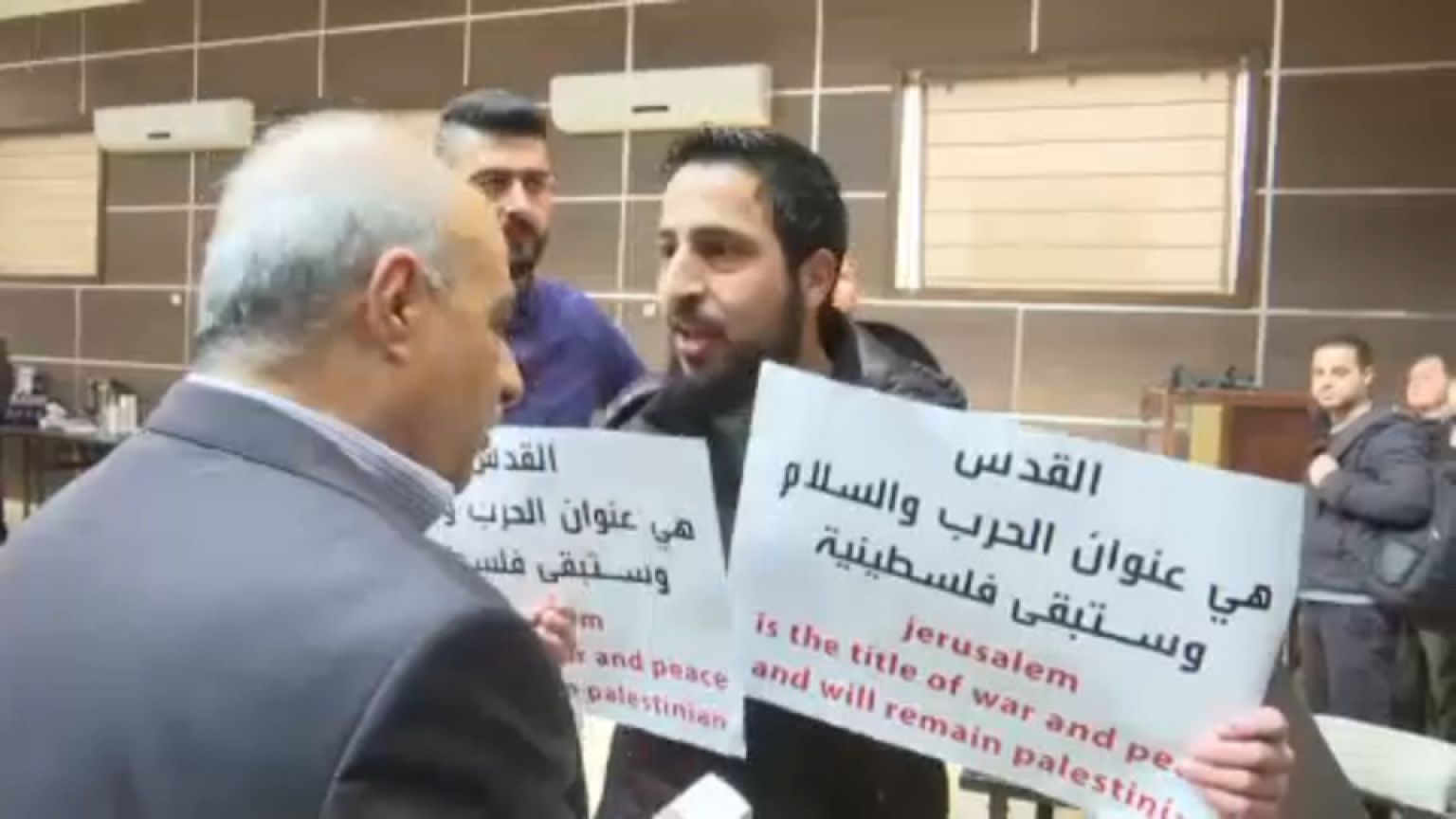 بالفيديو: فلسطينيون يطردون مسؤولاً أميركياً بالقوة