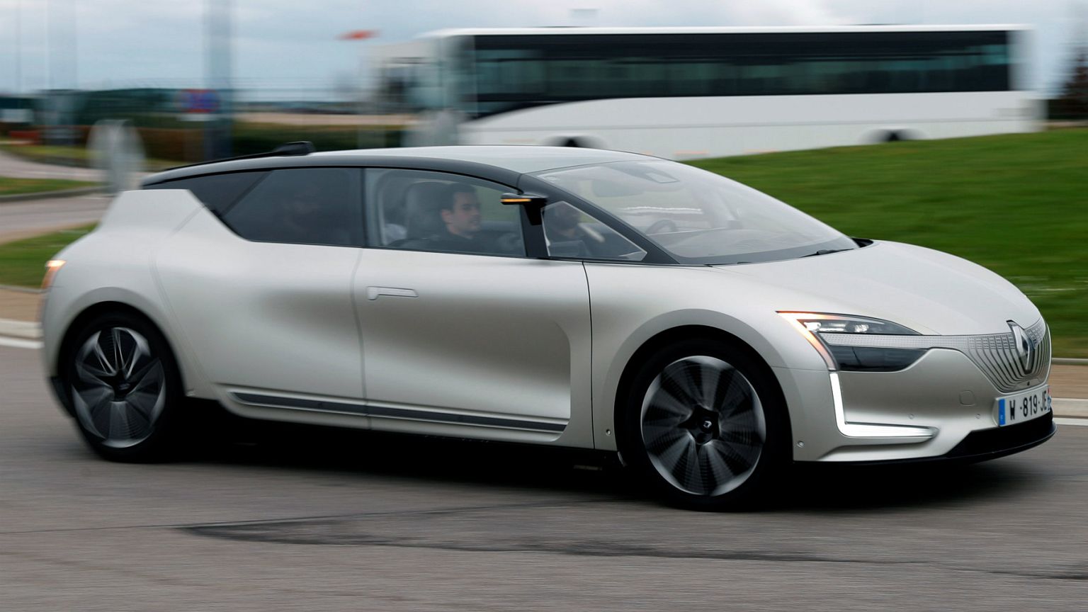 Renualt elektrikli sürücüsüz aracını tanıttı