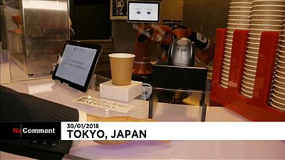 Abre en Tokio el primer café con camareros robot