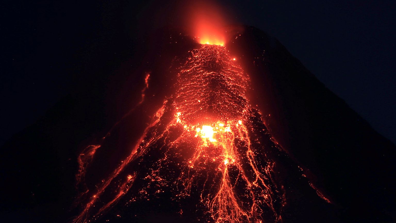 Mindenki maszkot visel a Mayon környékén