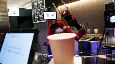 Japonya'da insansı robotların çalıştığı kafe hizmete girdi