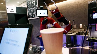 Japonya'da insansı robotların çalıştığı kafe hizmete girdi