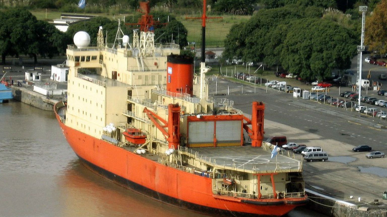 Gedenken an verschollenes U-Boot: Crew stellt sich als 44 aufs Eis