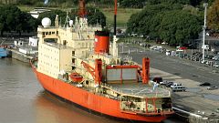 Gedenken an verschollenes U-Boot: Crew stellt sich als 44 aufs Eis