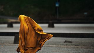 Segunda mujer arrestada en Teherán por quitarse el hiyab como símbolo de protesta