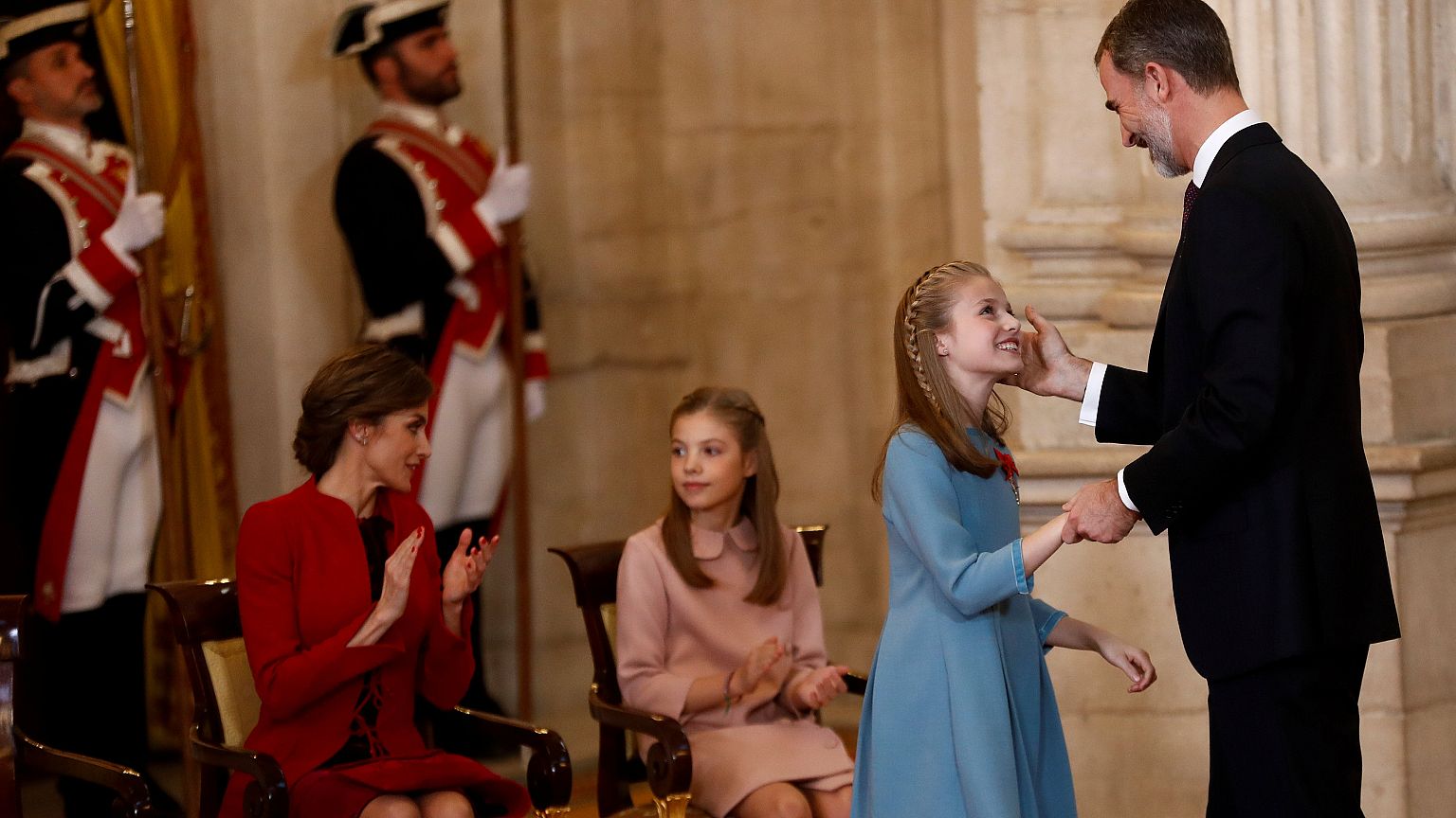 Kronprinzessin Leonor freut sich über Orden