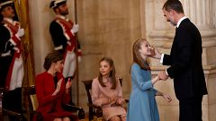 Kronprinzessin Leonor freut sich über Orden