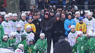Kate e William giocano a hockey su ghiaccio a Stoccolma