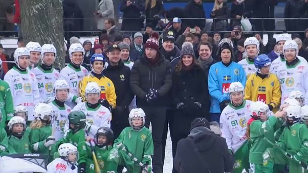 Kate e William giocano a hockey su ghiaccio a Stoccolma Kate e William giocano a hockey su ghiaccio a Stoccolma