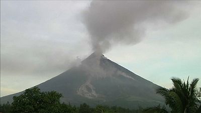 Filippine: eruzione senza sosta del vulcano Mayon