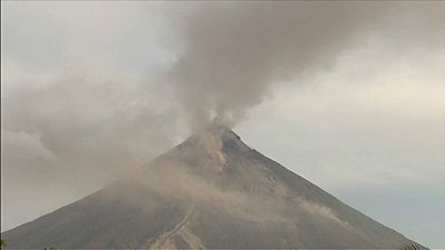 El volcán Mayón de Filipinas amenaza con fumarolas y cenizas