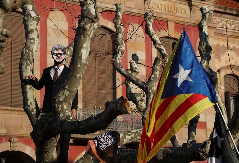 كتالونيا متظاهرين يلبسون أقنعة تحمل صورة بودجمون