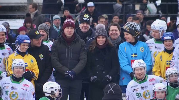 Los duques de Cambridge practican bandy en Suecia Los duques de Cambridge practican bandy en Suecia