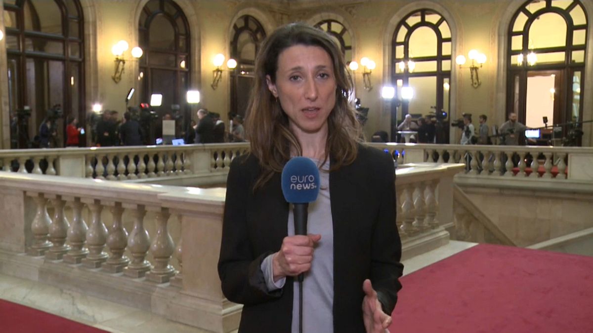 Catalan parliament suspends session to invest Puigdemont
