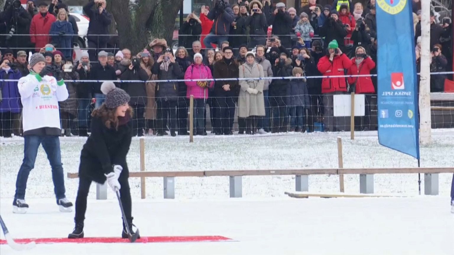 Kate beim Bandy Hockey in Stockholm
