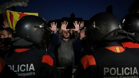 Catalogna: scontri all'ingresso del Parlament