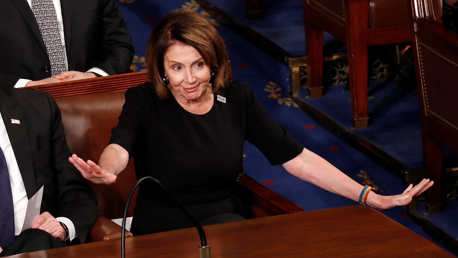 Nancy Pelosi associou ao protesto da violência sexual e vestiu-se de negro