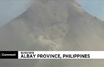 Cinzas do vulcão das Filipinas chegam à cidade
