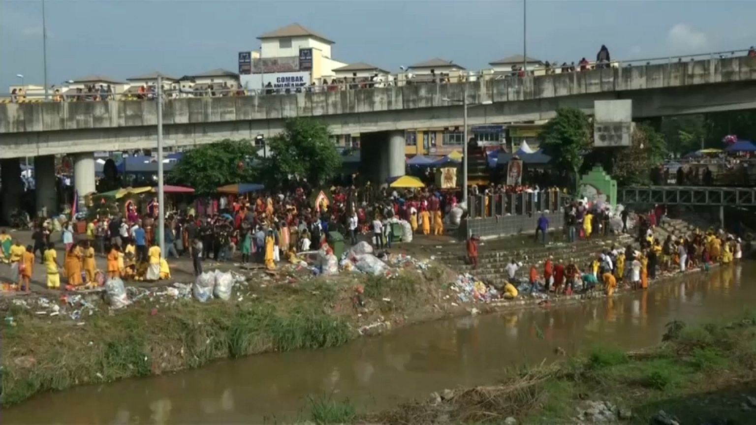 Fiesta hinduista en Malasia con la celebración del Thaipusam 