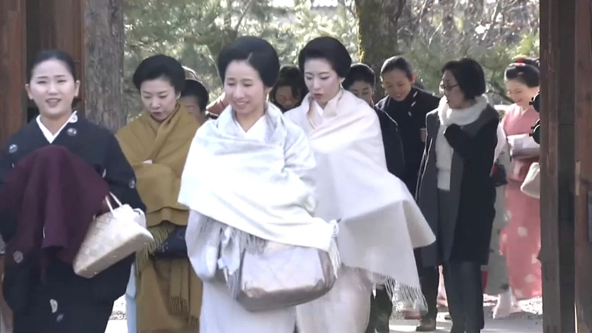 Grupo de geishas visita templo em Quioto