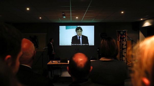 Catalogna: Puigdemont detta l'agenda anche a distanza Catalogna: Puigdemont detta l'agenda anche a distanza